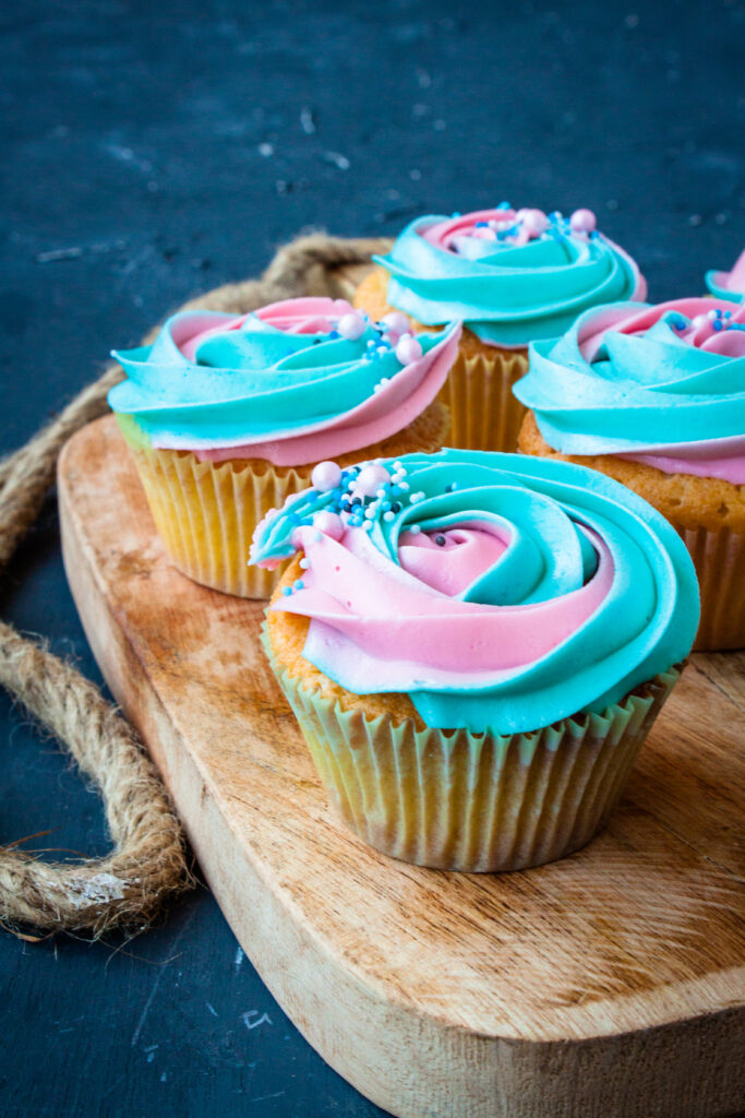 Ultieme Neem een ​​bad plakboek Gender reveal cupcakes met botercreme - Knoeien met Inge